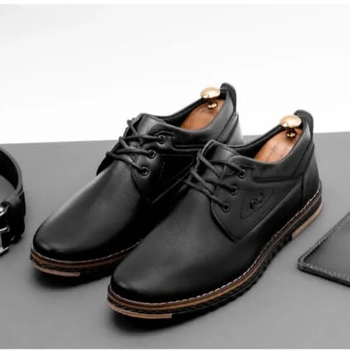 کفش مردانه مجلسی کفی داخل طبی زیره پی وی سی دوخت رویه چرم مصنوعی در دو طرح بندی و کشی